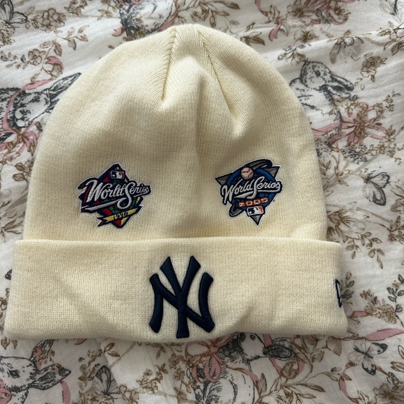 New Era NY Yankees Beanie - Picture 1 of 3